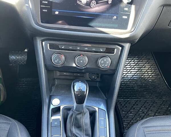 Белый Фольксваген Тигуан, объемом двигателя 2 л и пробегом 5 тыс. км за 24300 $, фото 34 на Automoto.ua