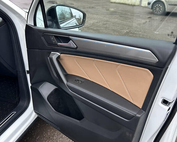 Белый Фольксваген Тигуан, объемом двигателя 1.98 л и пробегом 28 тыс. км за 28500 $, фото 16 на Automoto.ua