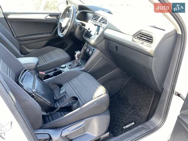 Белый Фольксваген Тигуан, объемом двигателя 2 л и пробегом 5 тыс. км за 24300 $, фото 30 на Automoto.ua