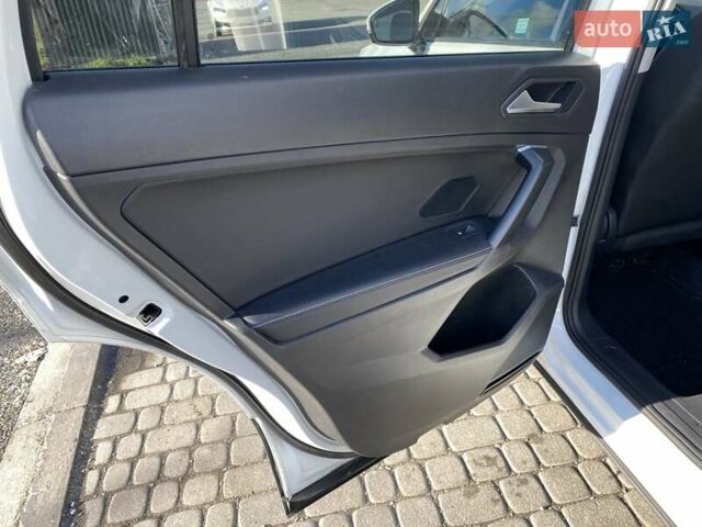 Белый Фольксваген Тигуан, объемом двигателя 2 л и пробегом 5 тыс. км за 24300 $, фото 18 на Automoto.ua