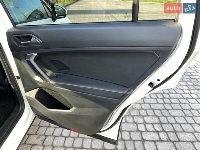 Белый Фольксваген Тигуан, объемом двигателя 2 л и пробегом 5 тыс. км за 24300 $, фото 26 на Automoto.ua