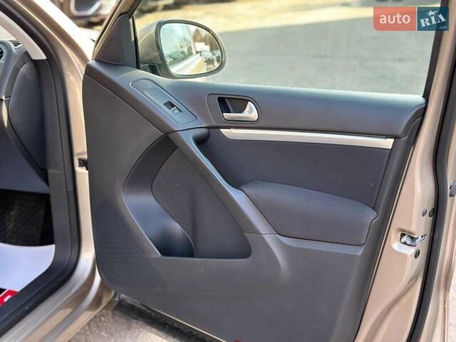 Бежевый Фольксваген Тигуан, объемом двигателя 2 л и пробегом 130 тыс. км за 17940 $, фото 43 на Automoto.ua