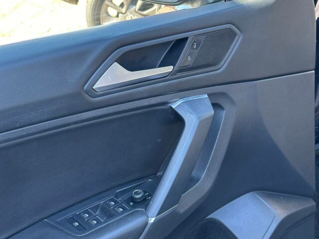 Черный Фольксваген Тигуан, объемом двигателя 2 л и пробегом 49 тыс. км за 21990 $, фото 3 на Automoto.ua