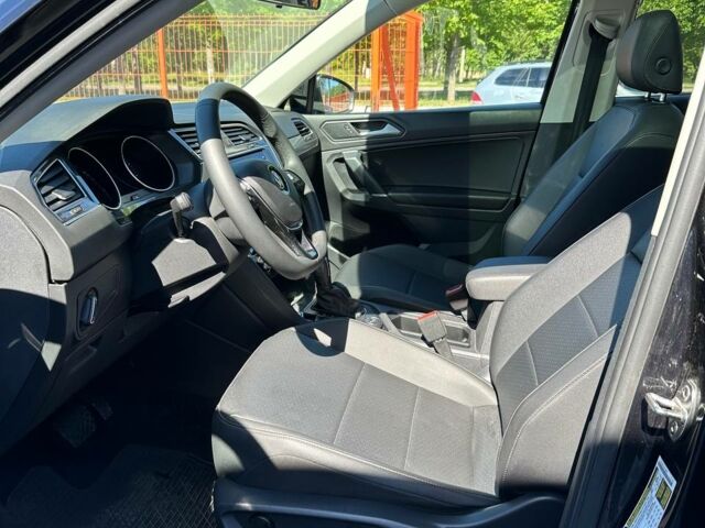 Черный Фольксваген Тигуан, объемом двигателя 2 л и пробегом 49 тыс. км за 21990 $, фото 4 на Automoto.ua