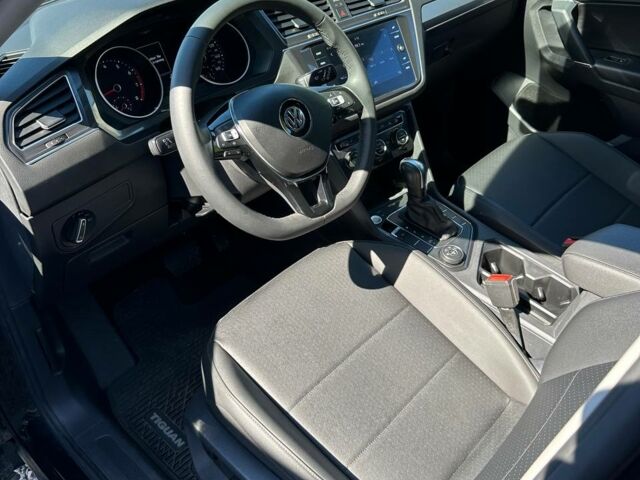 Черный Фольксваген Тигуан, объемом двигателя 2 л и пробегом 49 тыс. км за 21990 $, фото 1 на Automoto.ua