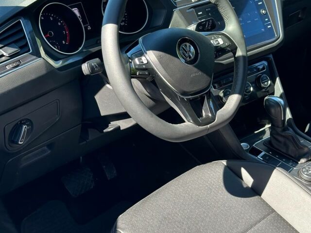 Черный Фольксваген Тигуан, объемом двигателя 2 л и пробегом 49 тыс. км за 21990 $, фото 2 на Automoto.ua