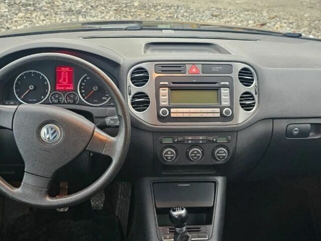 Черный Фольксваген Тигуан, объемом двигателя 1.39 л и пробегом 256 тыс. км за 2600 $, фото 6 на Automoto.ua