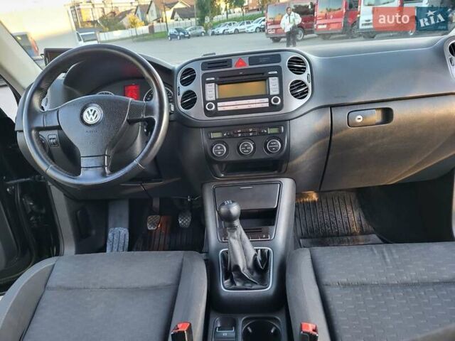 Черный Фольксваген Тигуан, объемом двигателя 1.97 л и пробегом 290 тыс. км за 9899 $, фото 126 на Automoto.ua