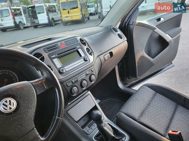 Черный Фольксваген Тигуан, объемом двигателя 1.97 л и пробегом 290 тыс. км за 9899 $, фото 106 на Automoto.ua