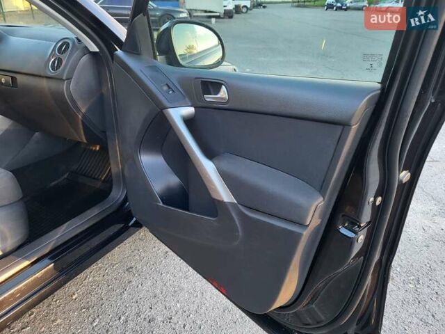 Черный Фольксваген Тигуан, объемом двигателя 1.97 л и пробегом 290 тыс. км за 9899 $, фото 128 на Automoto.ua