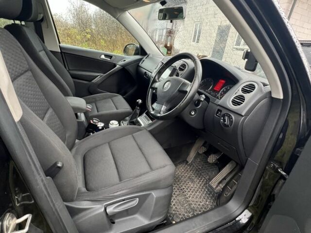 Черный Фольксваген Тигуан, объемом двигателя 2 л и пробегом 235 тыс. км за 4766 $, фото 6 на Automoto.ua