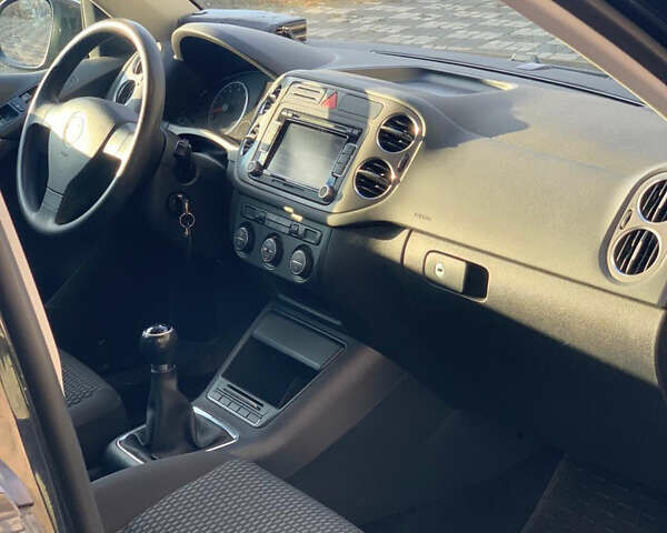 Черный Фольксваген Тигуан, объемом двигателя 1.39 л и пробегом 232 тыс. км за 7950 $, фото 10 на Automoto.ua