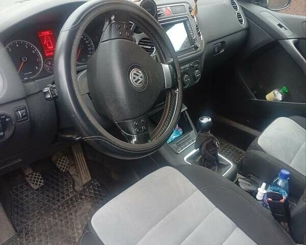 Черный Фольксваген Тигуан, объемом двигателя 1.4 л и пробегом 300 тыс. км за 9300 $, фото 3 на Automoto.ua