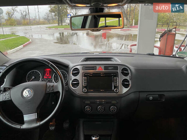 Черный Фольксваген Тигуан, объемом двигателя 1.4 л и пробегом 183 тыс. км за 9300 $, фото 7 на Automoto.ua