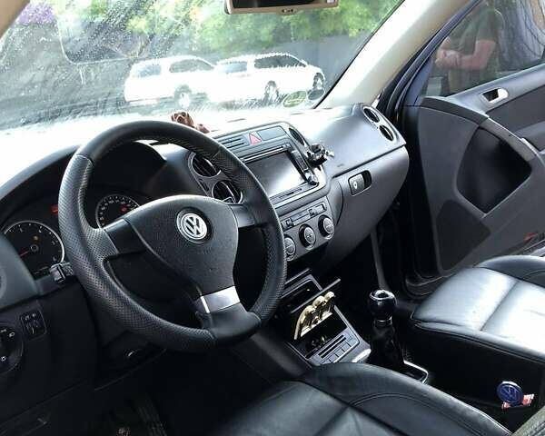 Чорний Фольксваген Тігуан, об'ємом двигуна 1.97 л та пробігом 276 тис. км за 12000 $, фото 2 на Automoto.ua