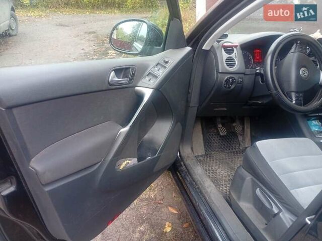 Черный Фольксваген Тигуан, объемом двигателя 1.4 л и пробегом 300 тыс. км за 9300 $, фото 9 на Automoto.ua