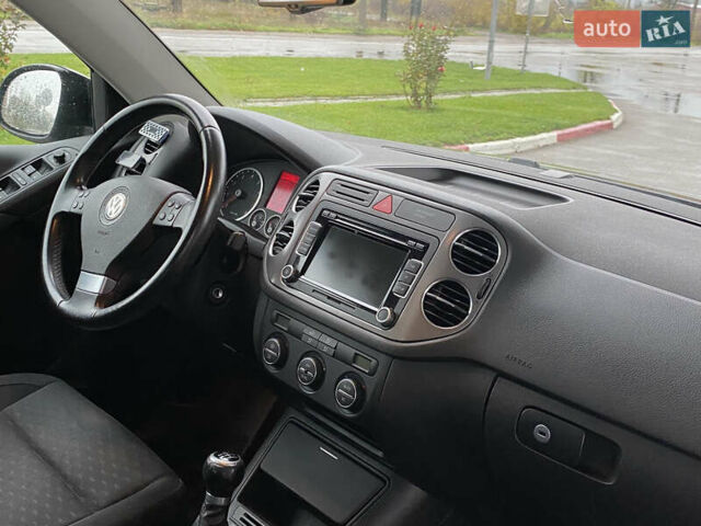 Черный Фольксваген Тигуан, объемом двигателя 1.4 л и пробегом 183 тыс. км за 9300 $, фото 6 на Automoto.ua
