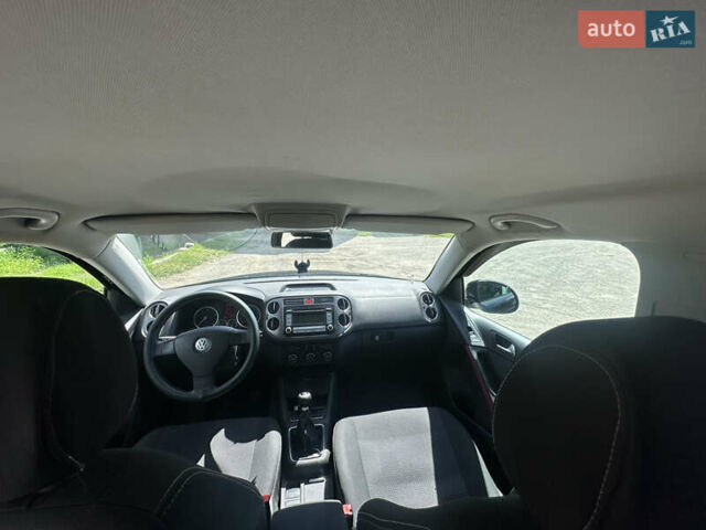 Черный Фольксваген Тигуан, объемом двигателя 1.39 л и пробегом 236 тыс. км за 8800 $, фото 3 на Automoto.ua