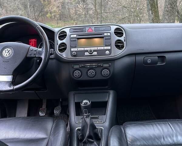 Черный Фольксваген Тигуан, объемом двигателя 1.97 л и пробегом 214 тыс. км за 13500 $, фото 20 на Automoto.ua