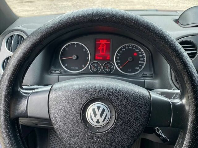 Черный Фольксваген Тигуан, объемом двигателя 2 л и пробегом 380 тыс. км за 8499 $, фото 7 на Automoto.ua