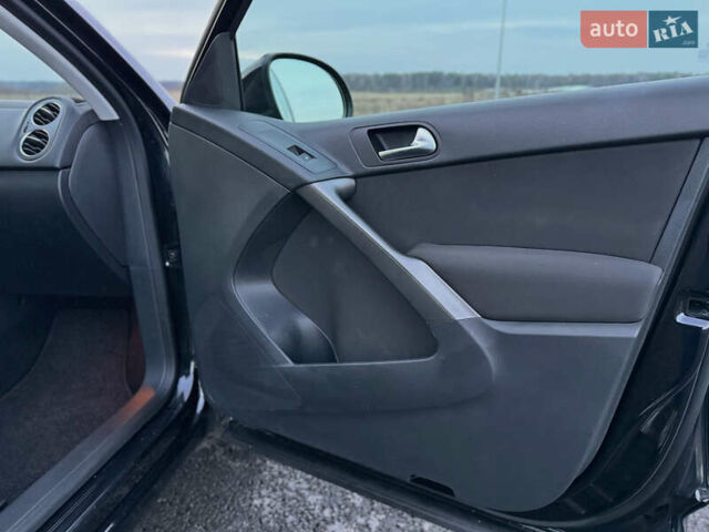 Чорний Фольксваген Тігуан, об'ємом двигуна 1.4 л та пробігом 211 тис. км за 8900 $, фото 48 на Automoto.ua