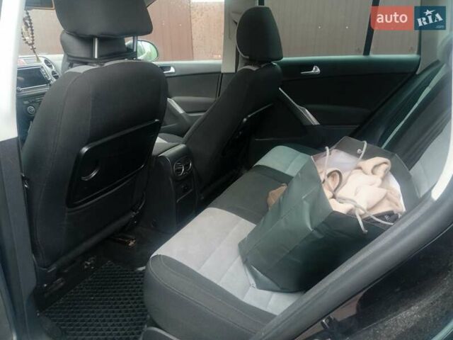 Черный Фольксваген Тигуан, объемом двигателя 1.4 л и пробегом 300 тыс. км за 9300 $, фото 4 на Automoto.ua