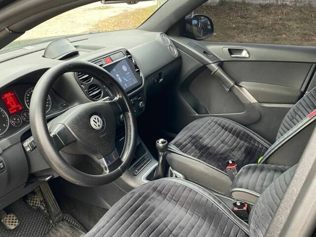 Черный Фольксваген Тигуан, объемом двигателя 2 л и пробегом 380 тыс. км за 8499 $, фото 3 на Automoto.ua