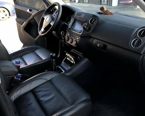 Чорний Фольксваген Тігуан, об'ємом двигуна 1.97 л та пробігом 276 тис. км за 12000 $, фото 6 на Automoto.ua