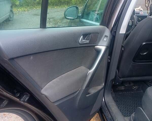 Черный Фольксваген Тигуан, объемом двигателя 1.4 л и пробегом 300 тыс. км за 9300 $, фото 6 на Automoto.ua