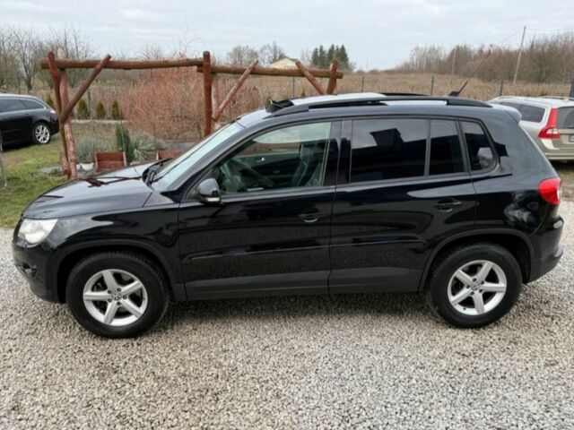 Черный Фольксваген Тигуан, объемом двигателя 2 л и пробегом 285 тыс. км за 2700 $, фото 1 на Automoto.ua