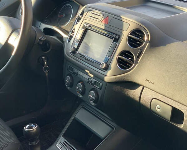 Черный Фольксваген Тигуан, объемом двигателя 1.39 л и пробегом 232 тыс. км за 7950 $, фото 13 на Automoto.ua