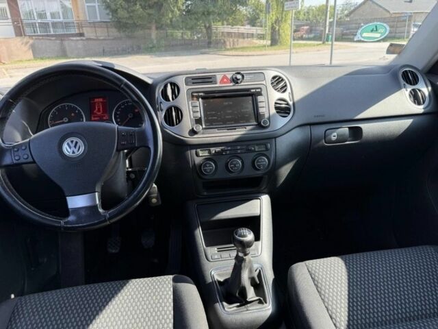 Черный Фольксваген Тигуан, объемом двигателя 2 л и пробегом 205 тыс. км за 4500 $, фото 7 на Automoto.ua