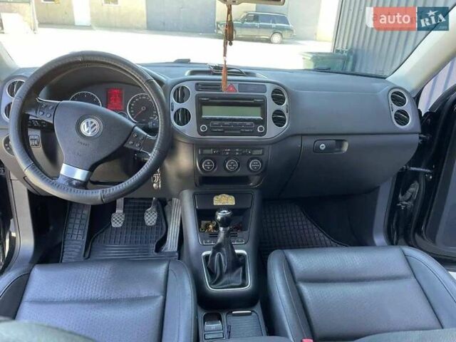 Чорний Фольксваген Тігуан, об'ємом двигуна 2 л та пробігом 300 тис. км за 9600 $, фото 2 на Automoto.ua