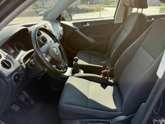 Черный Фольксваген Тигуан, объемом двигателя 2 л и пробегом 205 тыс. км за 4500 $, фото 4 на Automoto.ua