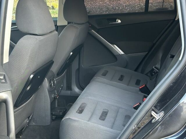 Черный Фольксваген Тигуан, объемом двигателя 2 л и пробегом 360 тыс. км за 5500 $, фото 6 на Automoto.ua