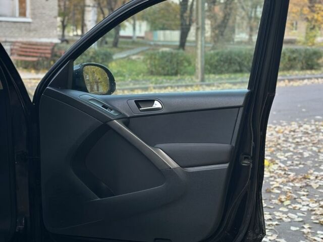 Черный Фольксваген Тигуан, объемом двигателя 2 л и пробегом 360 тыс. км за 5500 $, фото 9 на Automoto.ua