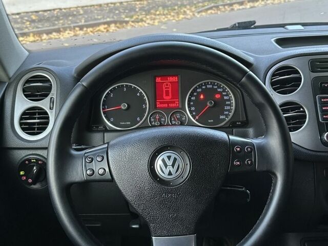 Черный Фольксваген Тигуан, объемом двигателя 2 л и пробегом 360 тыс. км за 5500 $, фото 12 на Automoto.ua