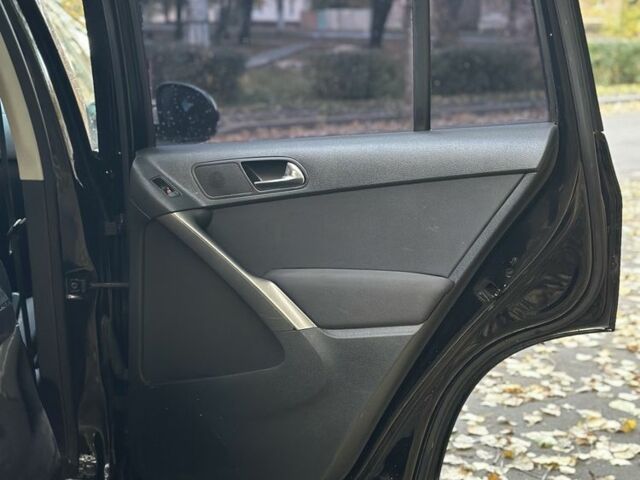 Черный Фольксваген Тигуан, объемом двигателя 2 л и пробегом 360 тыс. км за 5500 $, фото 11 на Automoto.ua