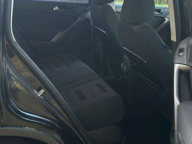 Черный Фольксваген Тигуан, объемом двигателя 2 л и пробегом 360 тыс. км за 5500 $, фото 10 на Automoto.ua