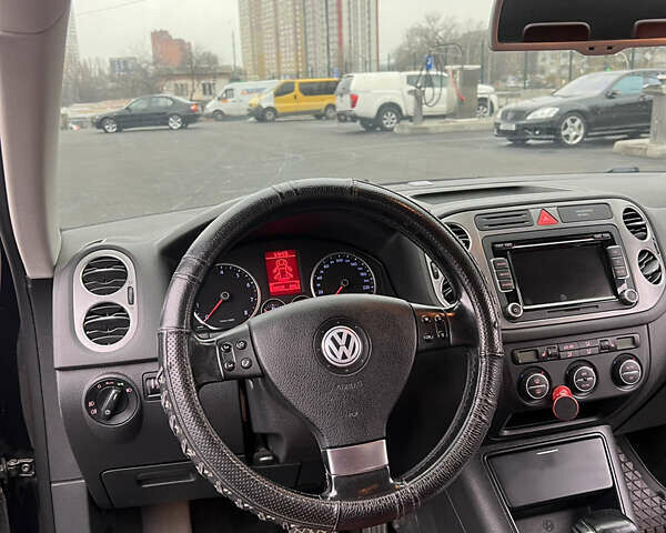 Черный Фольксваген Тигуан, объемом двигателя 1.98 л и пробегом 245 тыс. км за 9400 $, фото 25 на Automoto.ua