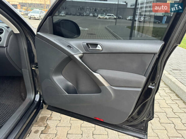 Чорний Фольксваген Тігуан, об'ємом двигуна 2 л та пробігом 290 тис. км за 10200 $, фото 35 на Automoto.ua