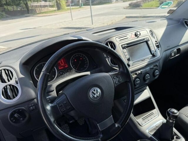 Черный Фольксваген Тигуан, объемом двигателя 2 л и пробегом 205 тыс. км за 4500 $, фото 5 на Automoto.ua