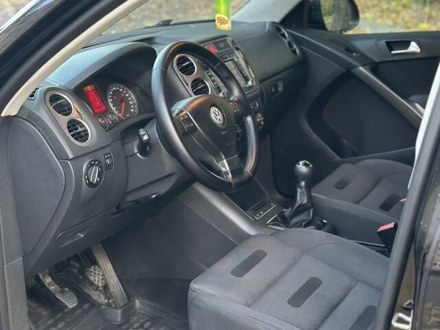 Черный Фольксваген Тигуан, объемом двигателя 2 л и пробегом 360 тыс. км за 5500 $, фото 4 на Automoto.ua