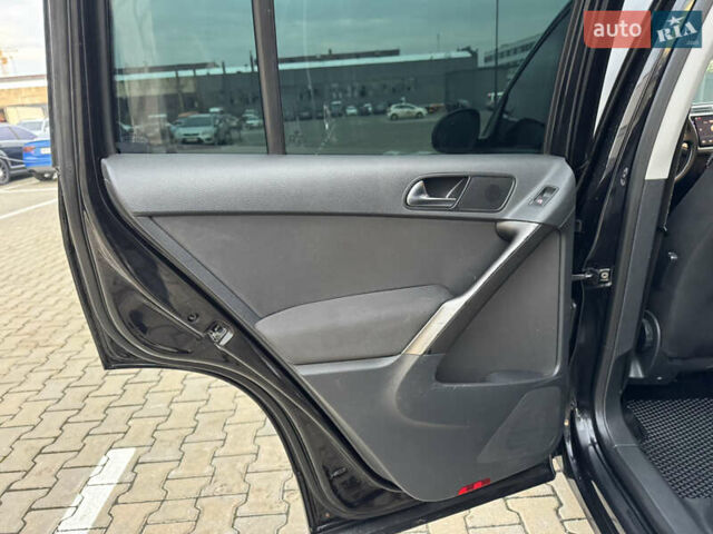 Чорний Фольксваген Тігуан, об'ємом двигуна 2 л та пробігом 290 тис. км за 10200 $, фото 27 на Automoto.ua