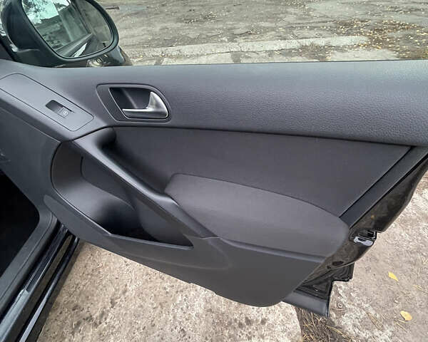 Чорний Фольксваген Тігуан, об'ємом двигуна 2 л та пробігом 157 тис. км за 9300 $, фото 10 на Automoto.ua