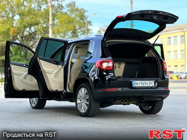 Черный Фольксваген Тигуан, объемом двигателя 2 л и пробегом 283 тыс. км за 9500 $, фото 4 на Automoto.ua