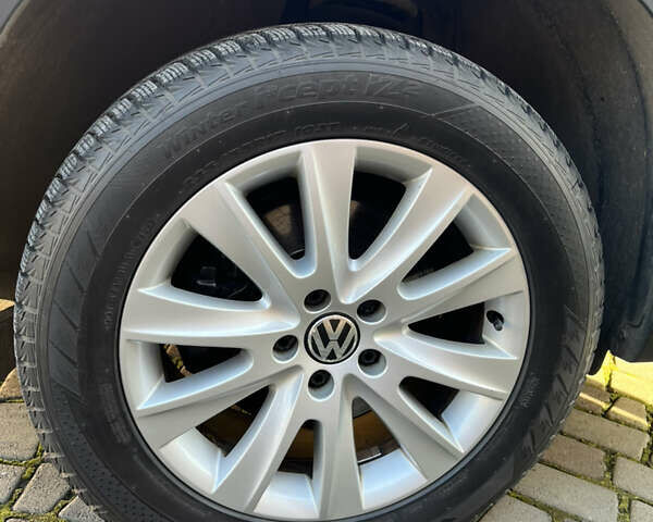 Чорний Фольксваген Тігуан, об'ємом двигуна 2 л та пробігом 170 тис. км за 13900 $, фото 2 на Automoto.ua