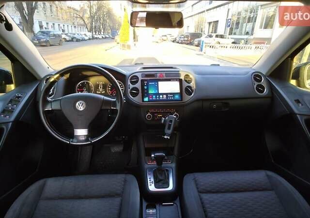 Чорний Фольксваген Тігуан, об'ємом двигуна 1.97 л та пробігом 148 тис. км за 13500 $, фото 7 на Automoto.ua