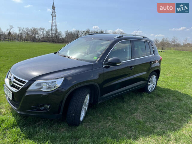 Чорний Фольксваген Тігуан, об'ємом двигуна 2 л та пробігом 260 тис. км за 13000 $, фото 4 на Automoto.ua