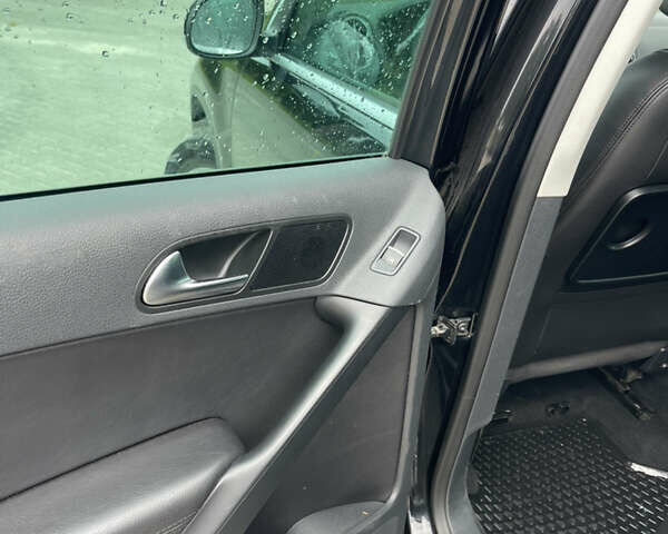 Черный Фольксваген Тигуан, объемом двигателя 1.97 л и пробегом 209 тыс. км за 12500 $, фото 10 на Automoto.ua